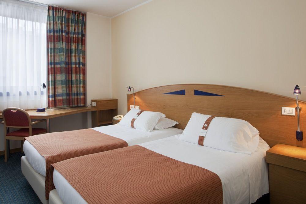 City Hotel & Suites Фолиньо Экстерьер фото