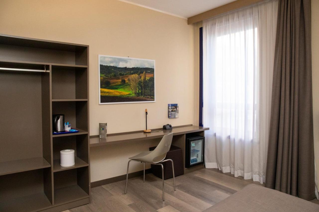 City Hotel & Suites Фолиньо Экстерьер фото