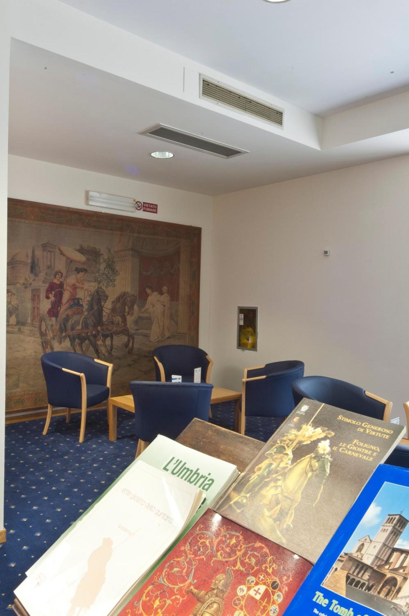 City Hotel & Suites Фолиньо Экстерьер фото