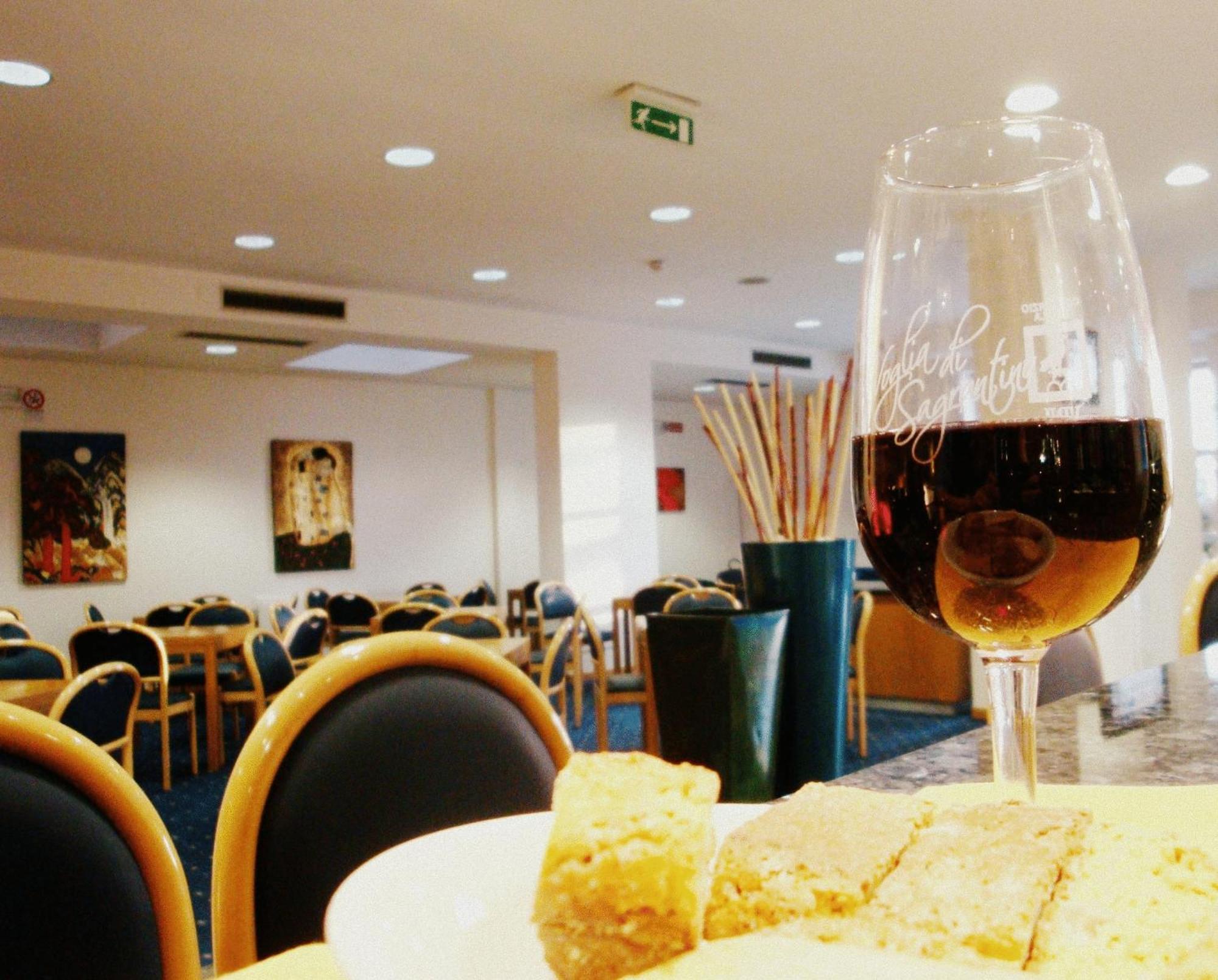 City Hotel & Suites Фолиньо Экстерьер фото