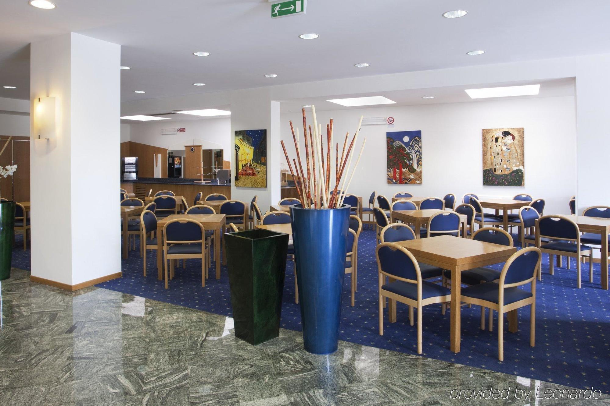 City Hotel & Suites Фолиньо Ресторан фото