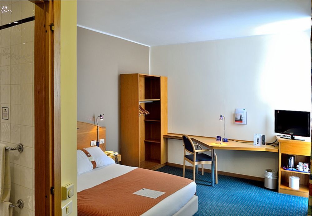 City Hotel & Suites Фолиньо Экстерьер фото