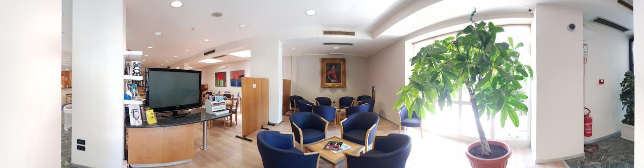 City Hotel & Suites Фолиньо Экстерьер фото